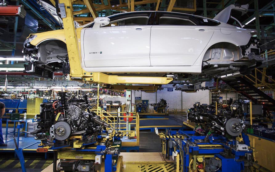 Producción del Ford Mondeo híbrido en Almussafes (Valencia)