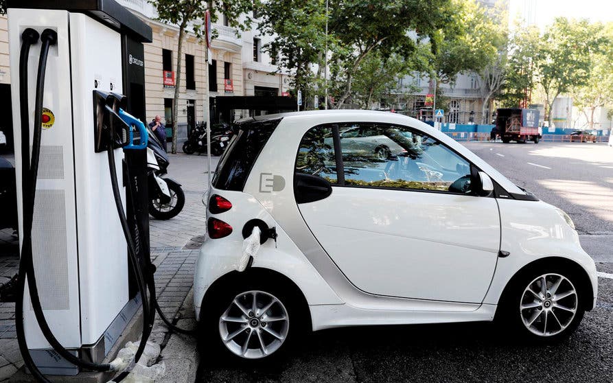 Un coche se carga en un punto de recarga de batería en Madrid