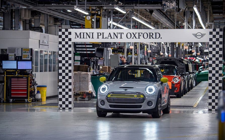 Un MINI Cooper SE eléctrico sale de la línea de producción de la marca en Oxford.
