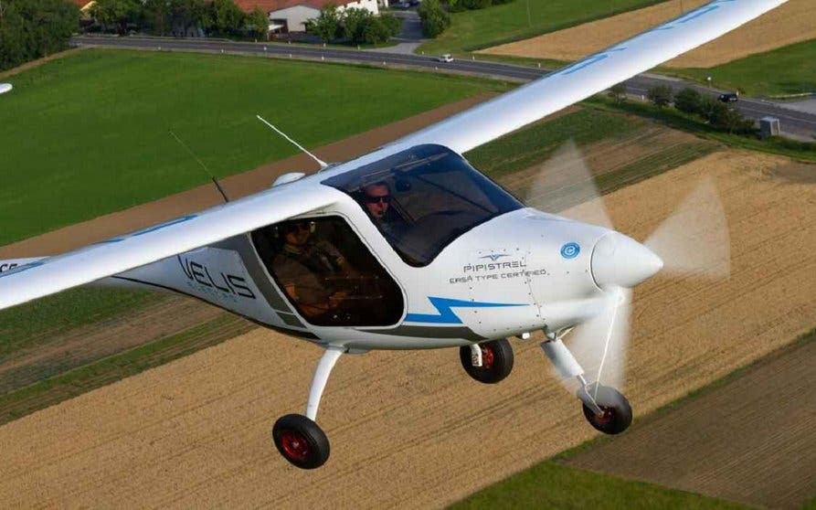 La avioneta eléctrica Pipistrel Velos Electric en pleno vuelo