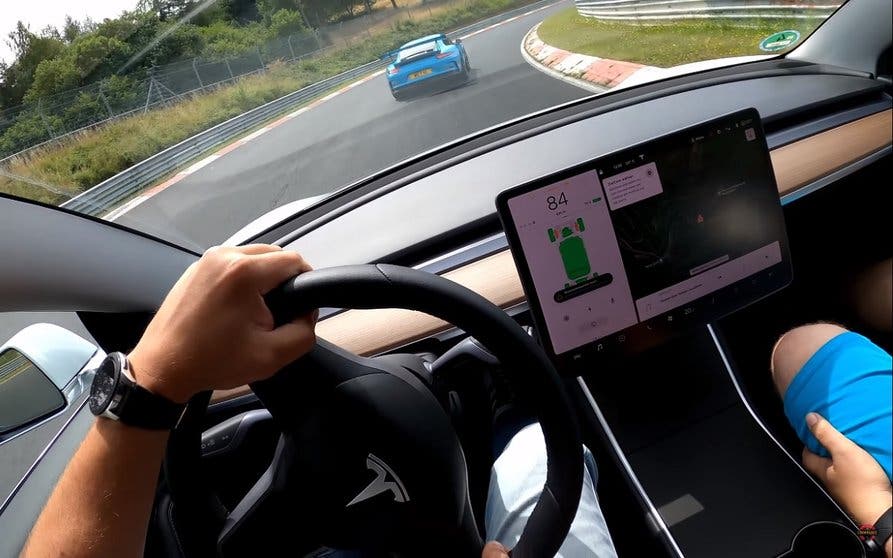 Tesla Model 3 a la caza de uno de los GT3 RS de Porsche en el Nürburgring.