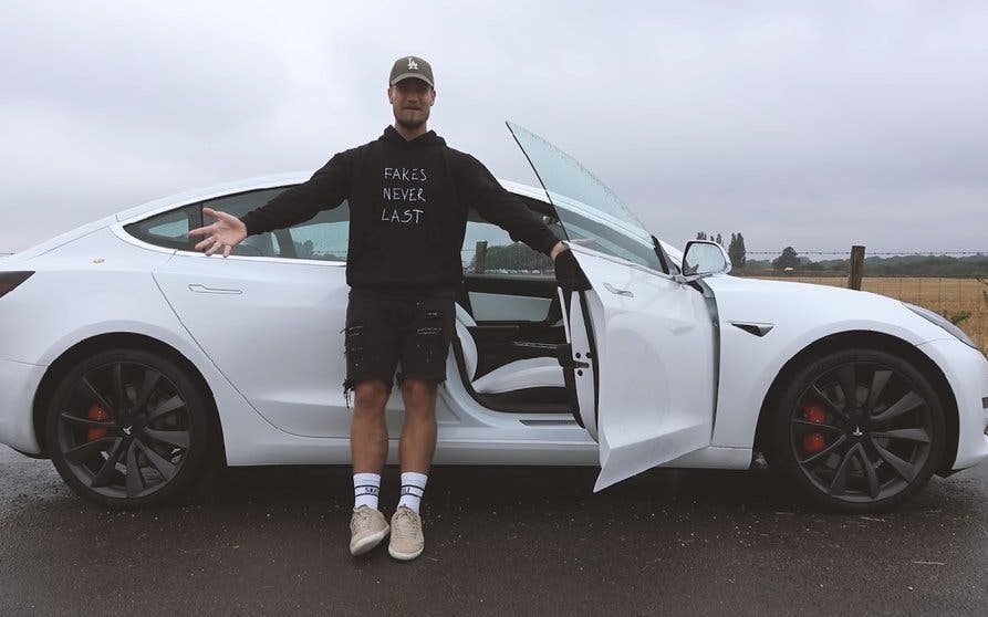 Paul Wallace, el youtuber, junto al Tesla Model 3 en cuestión.