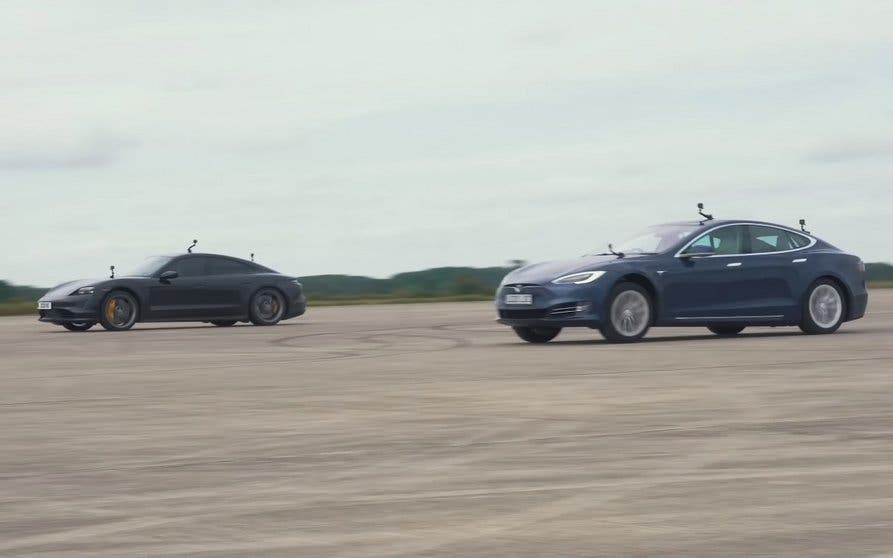 Drag race entre un Porsche Taycan Turbo S y el hasta ahora imbatible Tesla Model S.