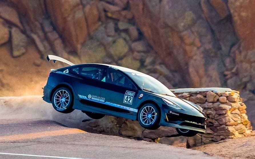 tesla-model-3-unplugged-performance-pikes-peak-crash_01