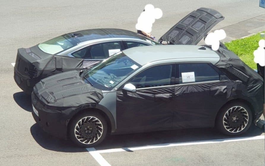 Genesis G80 equipado con placas solares en el techo.