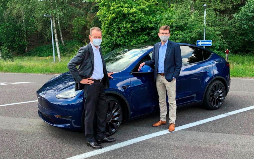 Herbert Diess (izquierda) y Frank Welsch (derecha) junto a un Tesla Model Y.