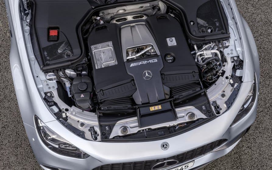 Mercedes-Benz-E63-AMG-2021-motor