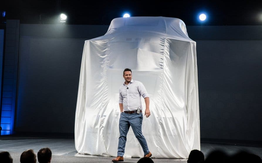trevor-milton-nikola_one_unveiling