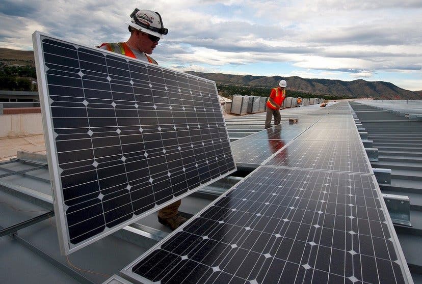 La tecnología fotovoltaica de Panasonic, clave para Tesla y Toyota