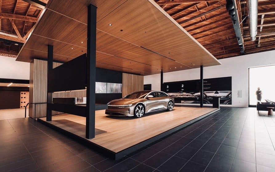 Lucid Air Dream Edition en el centro del concesionario de Lucid Motors en Beverly Hills.
