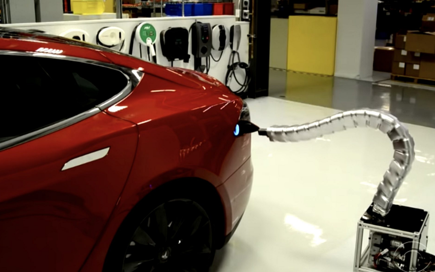 Elon Musk confirma que el cargador serpiente será realidad.