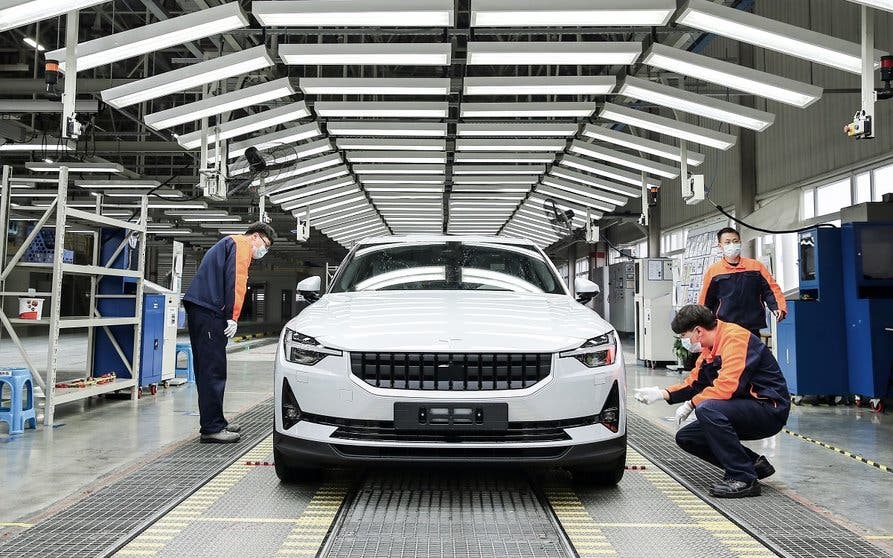 Polestar 2 saliendo de la línea de ensamblado en Luqiao, China.