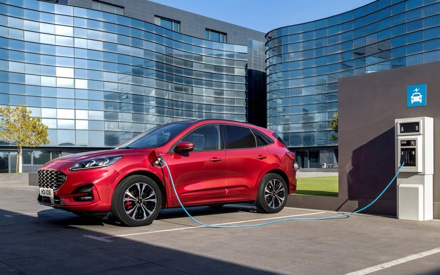Ford-kuga-phev-cargando-portada