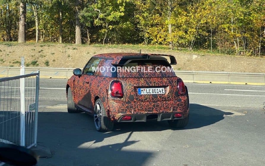 MINI John Cooper Works GP eléctrico cazado durante su fase de pruebas en carretera.