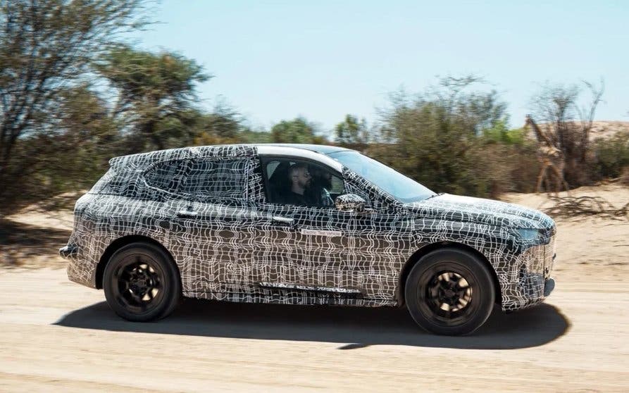 BMW iNext camuflado durante su fase de pruebas en carretera.