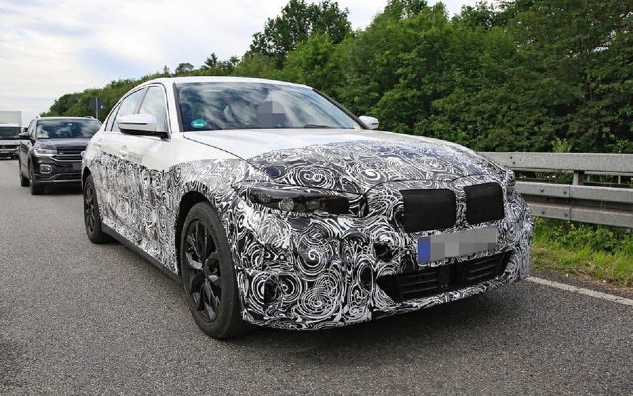 El nuevo BMW Serie 3 eléctrico cazado durante su fase de pruebas.