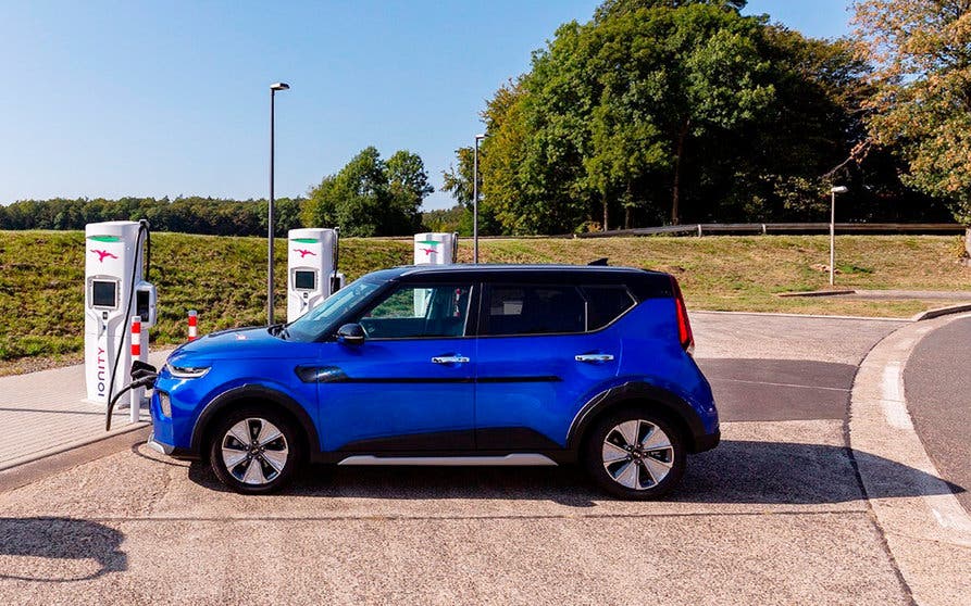 Coche eléctrico cargándose.