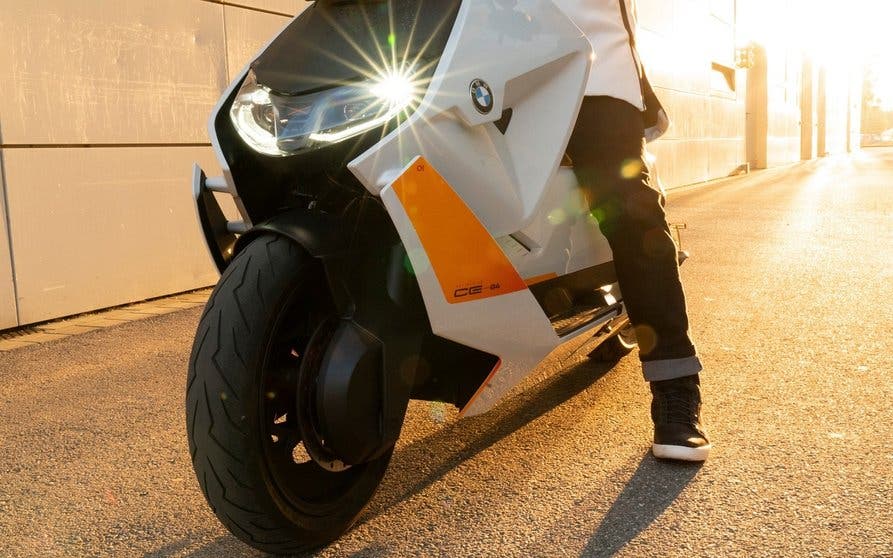BMW Definition CE 04, un scooter eléctrico conceptual que adelanta las formas de un futuro modelo de producción.