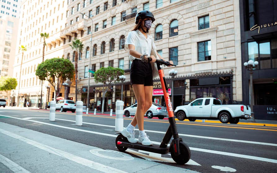 Una persona en un patinete eléctrico de Spin