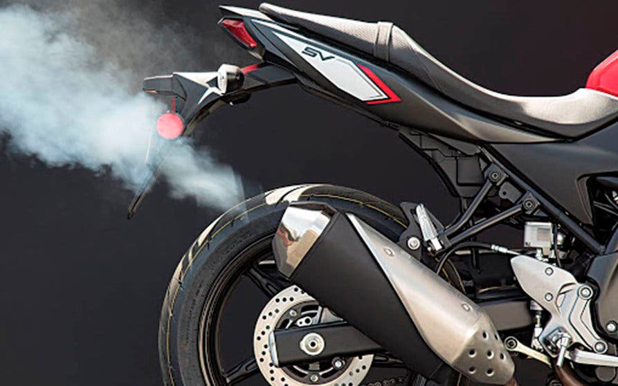 Motocicleta contaminando