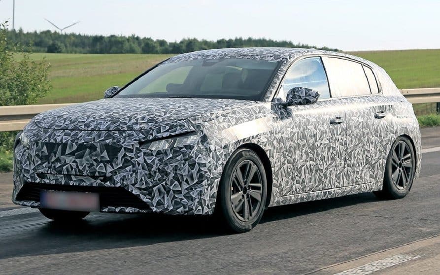 Cazada el nuevo Peugeot e-308 eléctrico durante sus pruebas finales en carretera.
