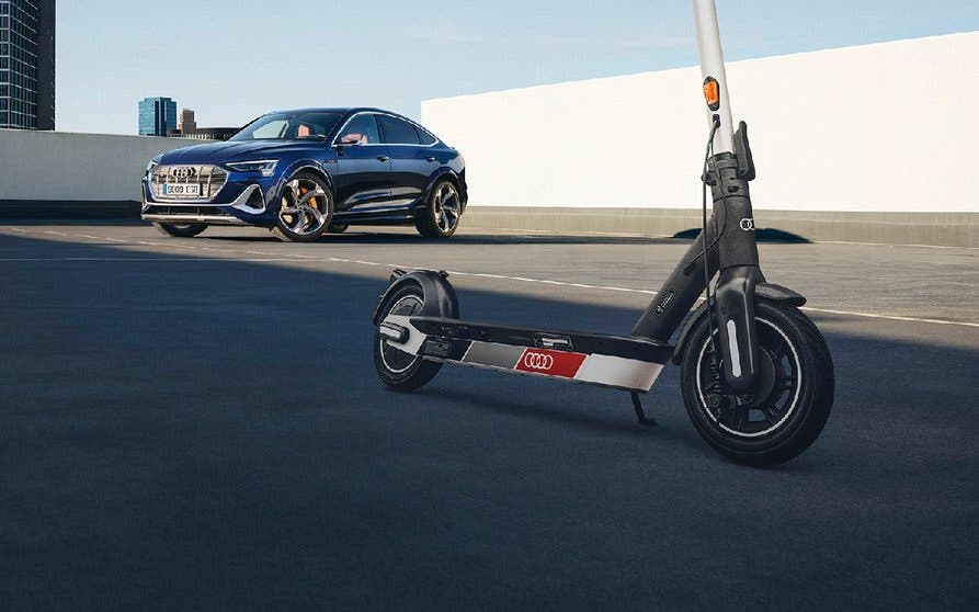 Audi presenta su patinete eléctrico.