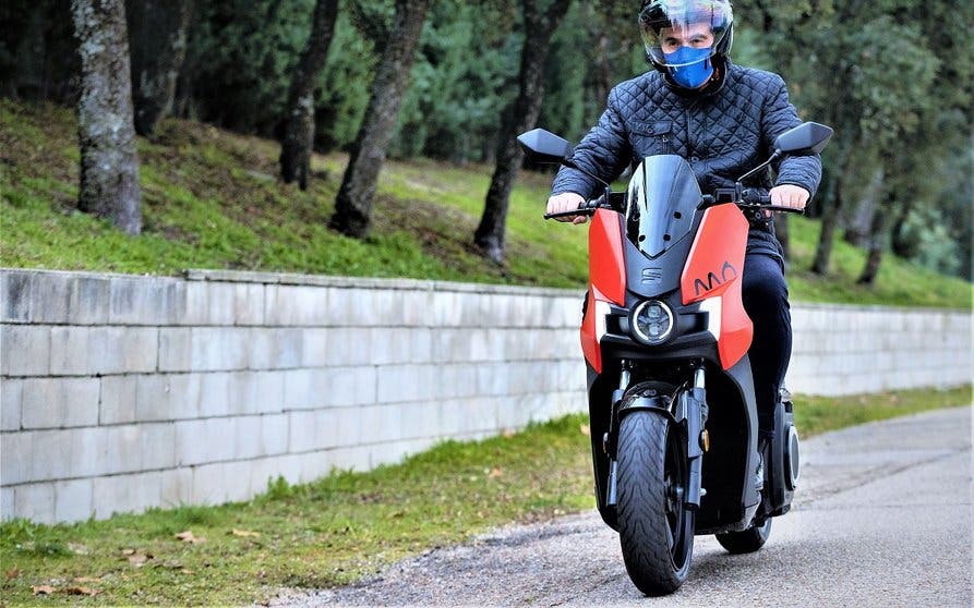 SEATMO125Scooter_T4I0130_RM