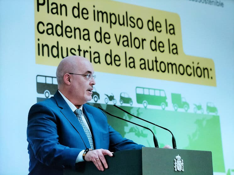Arturo Pérez de Lucia, director general de AEDIVE y vicepresidente de AVERE, en la presentación en Moncloa del Plan de Impulso a la Automoción.