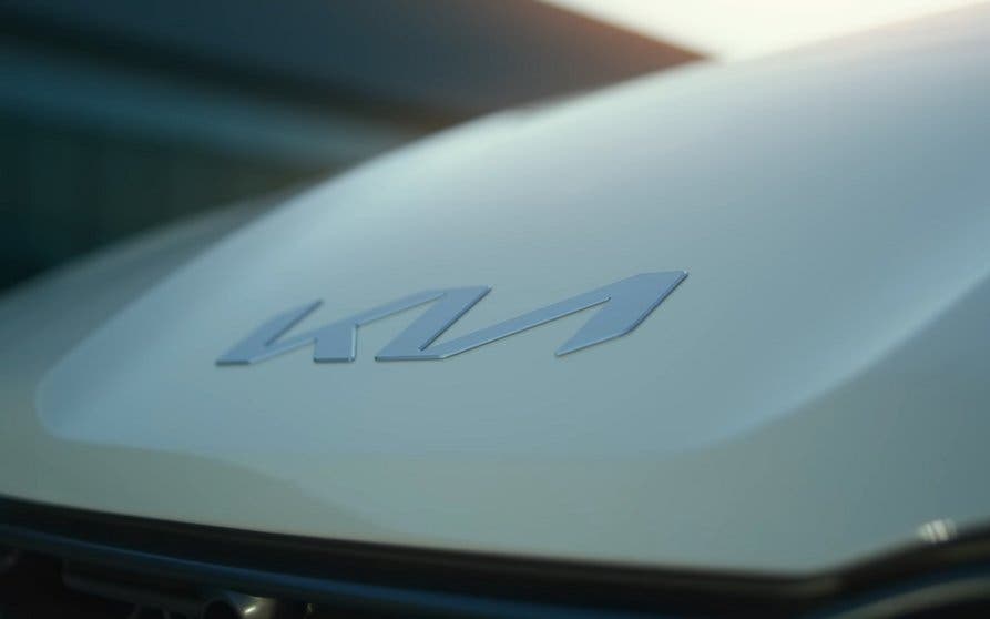 KIA enseña brevemente el frontal del nuevo KIA CV eléctrico.