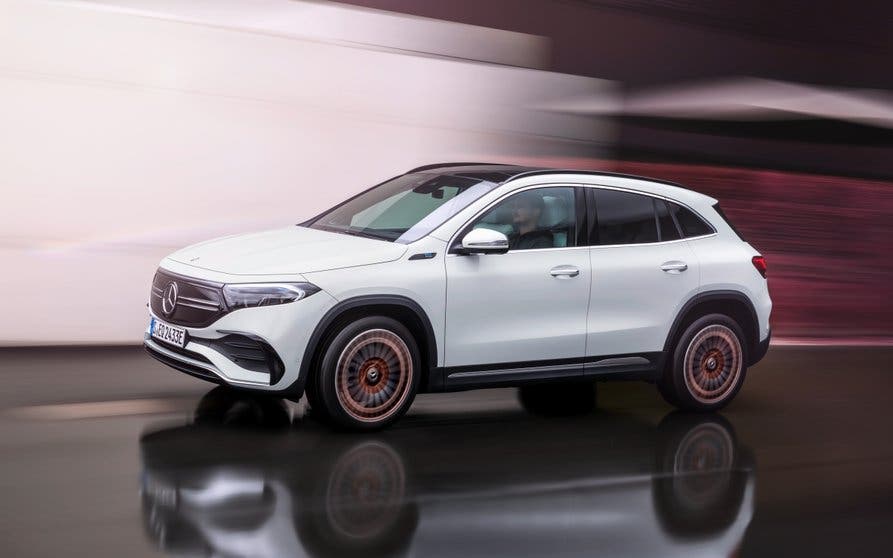 Mercedes-EQ, EQA 250, Edition 1, Fahraufnahme, digitalweiss. EQA 250 (Stromverbrauch kombiniert: 15,7 kWh/100 km; CO2-Emissionen kombiniert: 0 g/km);Stromverbrauch kombiniert: 15,7 kWh/100 km; CO2-Emissionen kombiniert: 0 g/km*
Mercedes-EQ, EQA 250, Edition 1, driving shot, digital white. EQA 250 (combined power consumption: 15.7 kWh/100 km, combined CO2 emissions: 0 g/km);Combined power consumption: 15.7 kWh/100 km, combined CO2 emissions: 0 g/km*