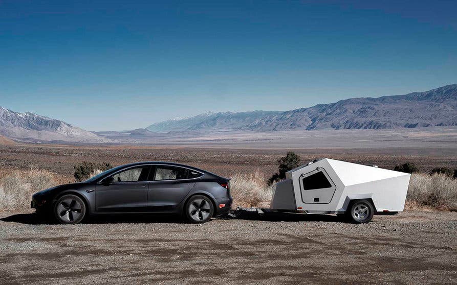 la caravana eléctrificada Polydrop P17A remolcada tesla model 3