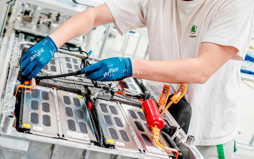 Trabajador de Skoda en la producción de baterías eléctricas.