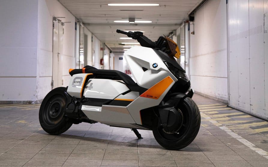 P90406790_highRes_bmw-definition-ce-04