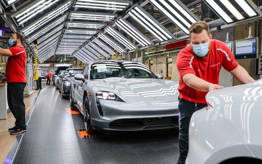 Varios Porsche Taycan saliendo de la línea de producción.