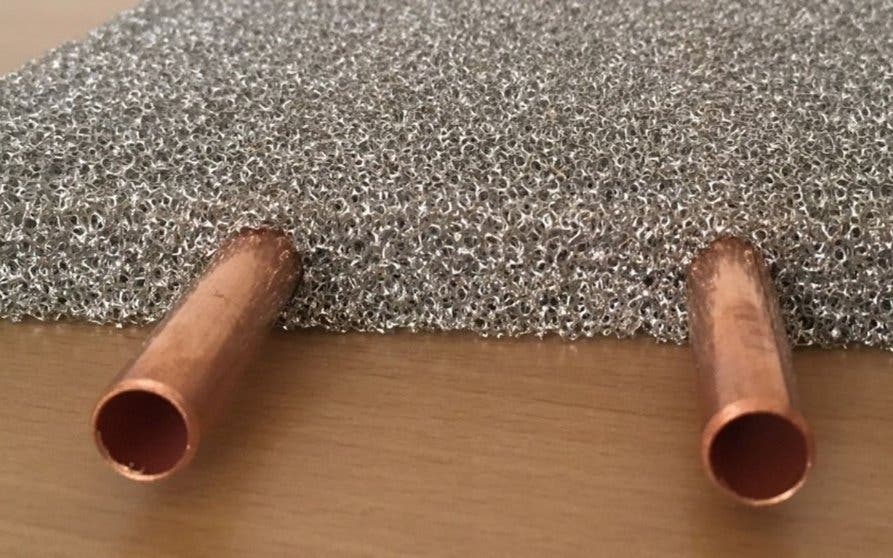 Estructura celular con tubo de transferencia de calor integrado como base para optimizar la distribución de la temperatura en la superficie.