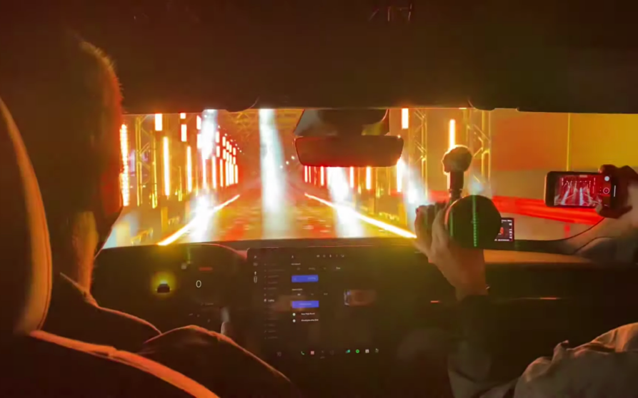 Así acelera el nuevo Tesla Model S Plaid.
