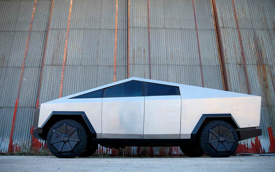 Tesla Cybertruck direccion cuatro ruedas