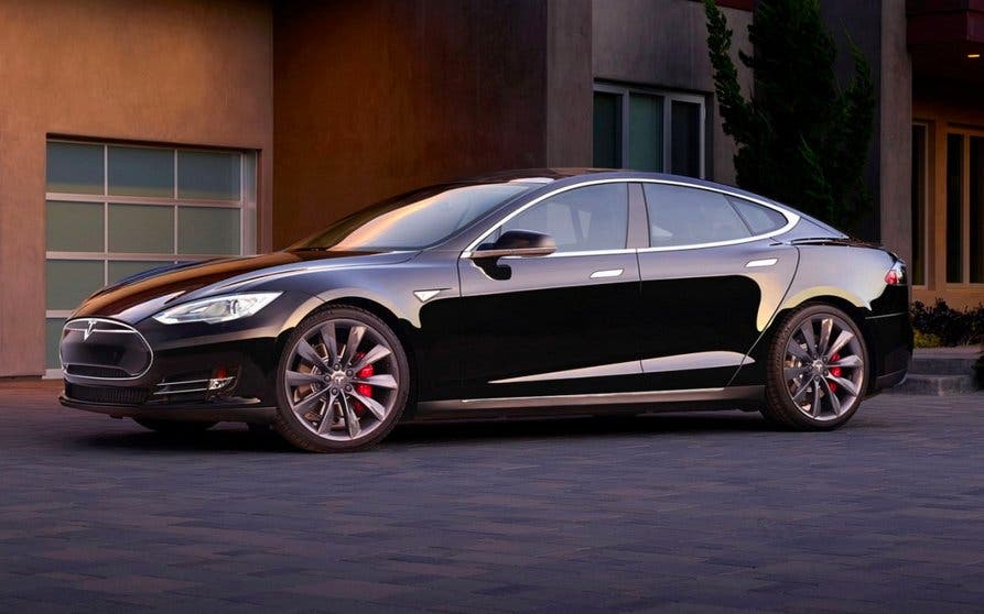 Tesla Model S P90D.