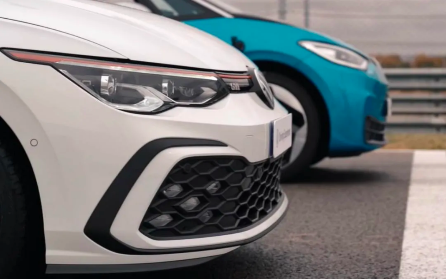 Volkswagen Golf GTI de gasolina e ID.e eléctrico.