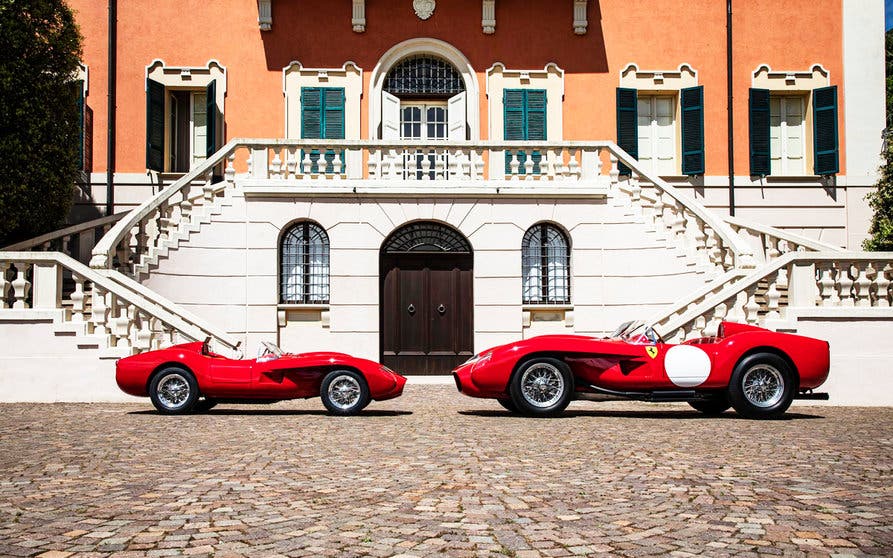 Imagen de la réplica Testa Rossa J junto al original Testa Rossa 250 de 1957.