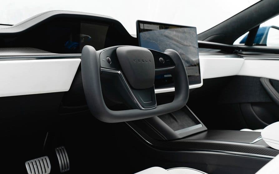 Volante de tipo yugo de Tesla.