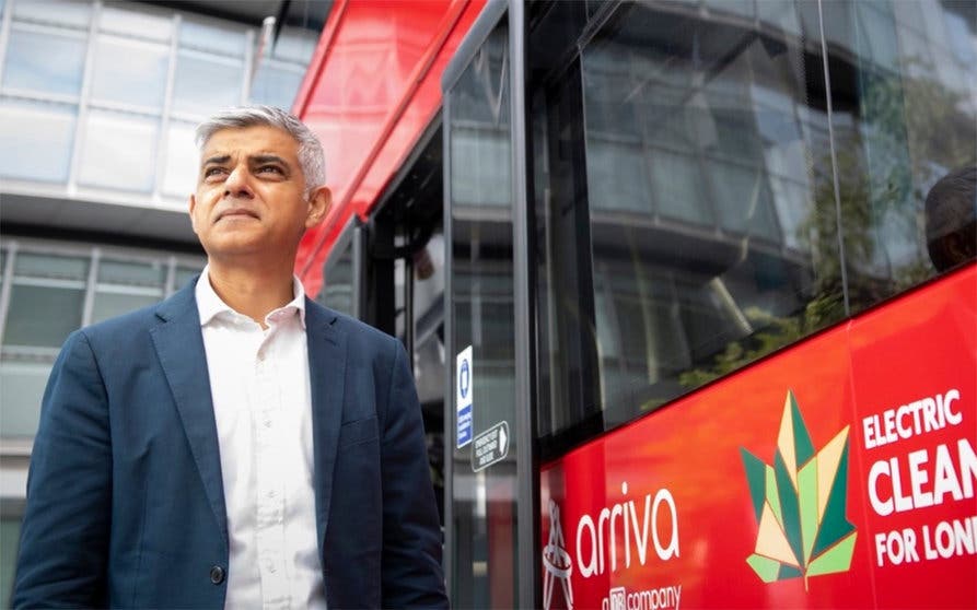 Sadiq Khan, alcalde de Londres, ha anunciado hoy su adquisición de autobuses cero emisiones