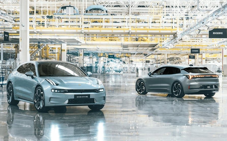 El primer Zeekr 001 eléctrico sale de la línea de producción