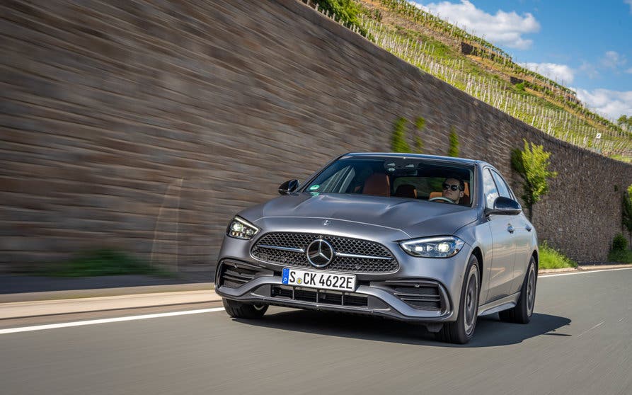 Mercedes-Benz C 300 e (Kraftstoffverbrauch kombiniert, gewichtet (WLTP): 0,8-0,6 l/100 km; CO2-Emissionen kombiniert, gewichtet (WLTP): 17-13 g/km; Stromverbrauch kombiniert, gewichtet (WLTP): 23,3-20,8 kWh/100 km); designo selenitgrau magno; Leder Nappa sienabraun/schwarz; AMG Line + Nightpaket; Komfortfahrwerk; DC-Laden;(Kraftstoffverbrauch kombiniert, gewichtet (WLTP): 0,8-0,6 l/100 km; CO2-Emissionen kombiniert, gewichtet (WLTP): 17-13 g/km; Stromverbrauch kombiniert, gewichtet (WLTP): 23,3-20,8 kWh/100 km)*
Mercedes-Benz C 300 e (combined fuel consumption weighted (WLTP): 0.8-0.6 l/100 km; combined CO2 emissions weighted (WLTP): 17-13 g/km; combined energy consumption weighted (WLTP): 23.3-20.8 kWh/100 km); designo selenite grey magno ; Nappa leather sienna brown/black; AMG Line + Nightpaket; Comfort suspension; DC charging;(combined fuel consumption weighted (WLTP): 0.8-0.6 l/100 km; combined CO2 emissions weighted (WLTP): 17-13 g/km; combined energy consumption weighted (WLTP): 23.3-20.8 kWh/100 km)*