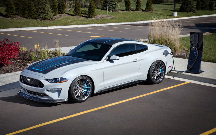 Ford and Webasto today reveal Mustang Lithium, an ultra-high-performance battery-electric Mustang fastback prototype. With more than 1,000 ft.-lbs. of torque and more than 900 horsepower instantaneously available, this Mustang amps muscle car performance to a new level and helps gauge the level of interest the next wave of performance customers have in lightning-quick performance that only fully electric powertrains can deliver.