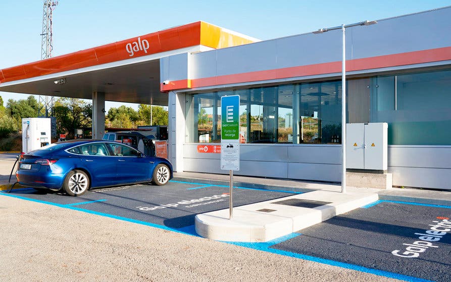 Cargador rápido de EasyCharger en una estación de servicio Galp.