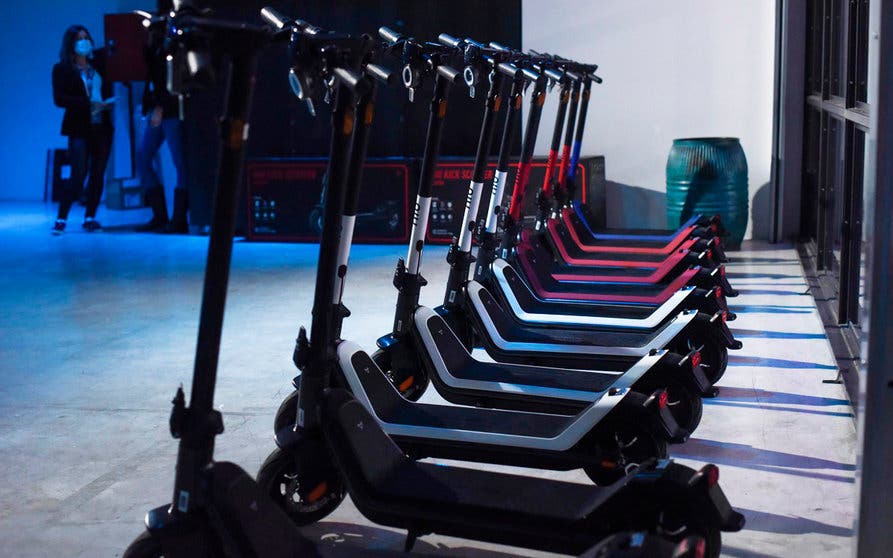 Varios patinetes eléctricos en la presentación de NIU.