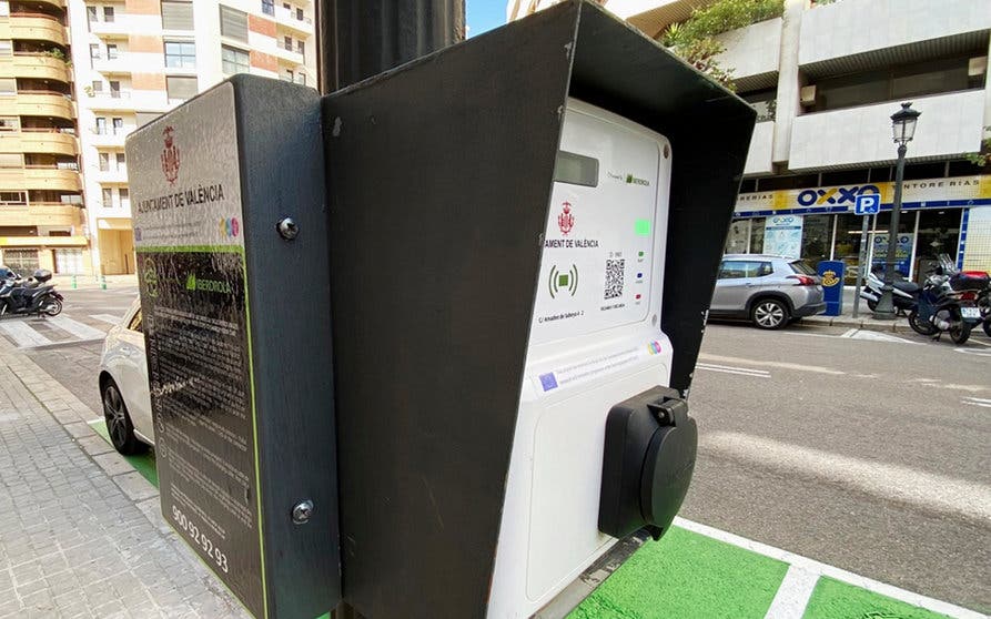 Puntos de recarga en las farolas.