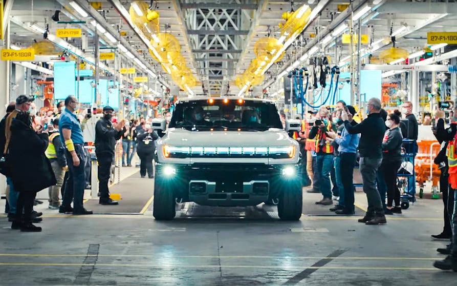 El primer Hummer EV sale de la fábrica y da comienzo a las primeras entregas del pick-up eléctrico