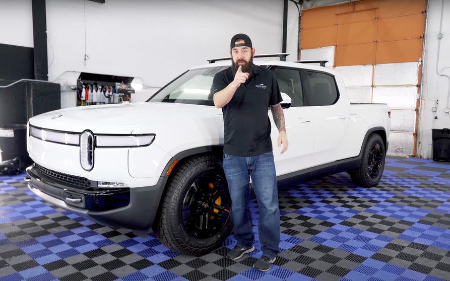 ¿Qué tal es la calidad de acabados y ajustes de la Rivian R1T?